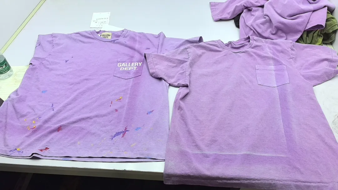 Dyeing/washing and distressing process proofing GALLERY DEPT VINTAGE LOGO PAINTED TEE PURPLE Purple ink distressed short sleeves Retro English pocket TEE Purple S-XL Ready-made garment dyeing Fried salt distressing Hand-sewn plaster bone Very heavy work Manufacturing deep and light fading process Hand-splashed ink graffiti Genuine acrylic material